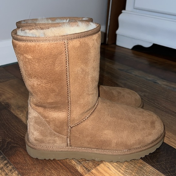 Authentic Ugg Classic Short II - Picture 3 of 6
